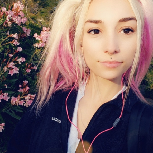 Meet your Posher, Alyssa - Picture 2 of 2